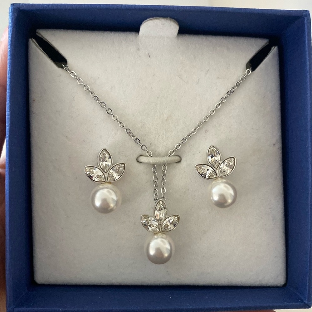 Swarovski pearl necklace and earrings set